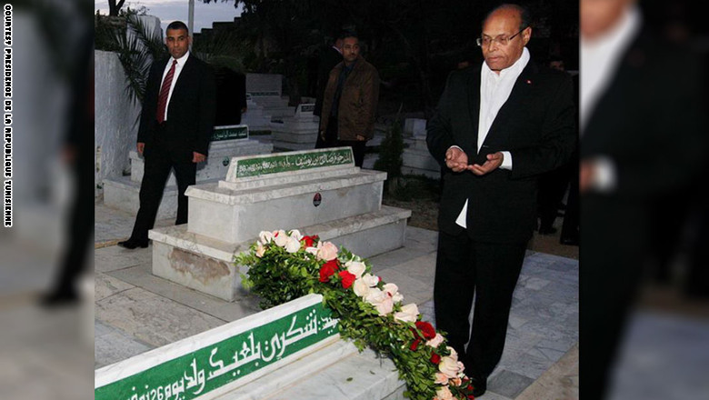 لماذا زار المرزوقي قبر شكري بالعيد سرّا?
