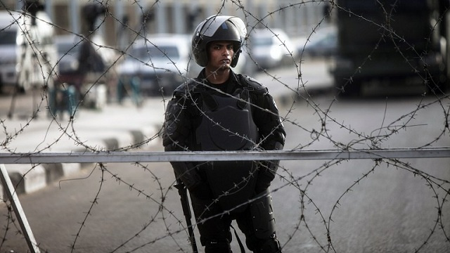 إصابة 3 عناصر من الشرطة المصرية بانفجار قنبلتين على كوبري الجيزة بالقاهرة 