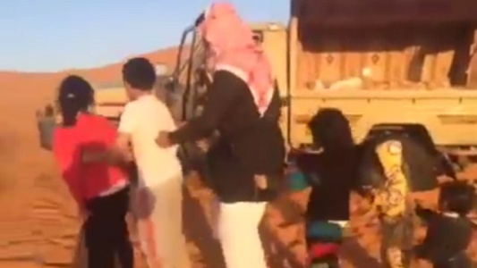 بالفيديو- عربي يرقص مع أبنائه في الصحراء بانتظار الفرج
