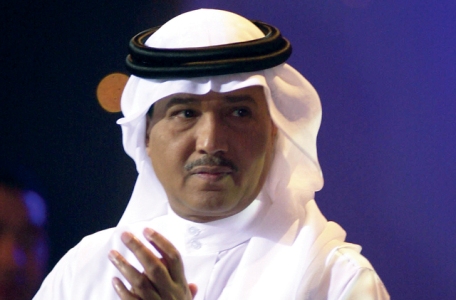 محمد عبده مستعد لتقبيل يد كل من يقبل يده!
