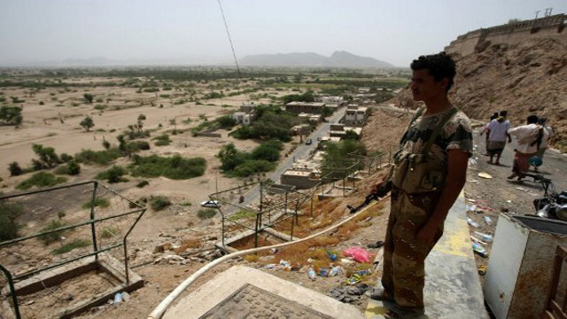 مقتل 4 جنود يمنيين في اشتباكات مع مسلحين جنوب شرق البلاد 