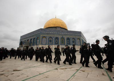 إسرائيل تقتحم المسجد الأقصى
مسيرة في غزة ضدّ خطّة كيري والمفاوضات