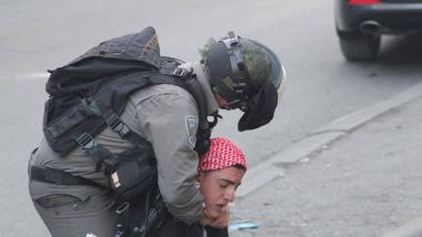 بالفيديو..جنود إسرائيليون يلتقطون صوراً مع طفل أثناء اعتدائهم عليه!
