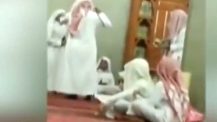 فيديو: معلم لتحفيظ القرآن يضرب تلاميذه بالسوط في السعودية