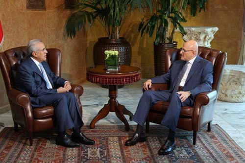 رئيس الجمهورية بحث مع سلام الوضع الحكومي :<br />
لحل النزاعات والصراعات بالحوار والطرق السلمية