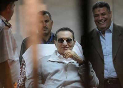 مبارك أصيب بنكسة صحية أثناء المحاكمة
الجيش المصري قتل 16 مسلحاً في سيناء وتظاهرات