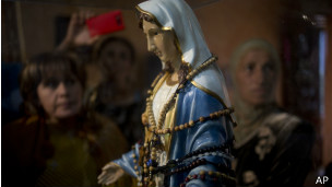 تمثال للسيدة العذراء 
