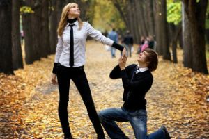 يعرض صديقته للبيع في عيد الحب