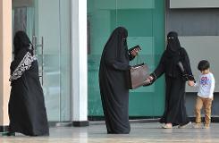 رجل دين سعودي يفتي بتحريم مراجعة النساء للاطباء دون محرم