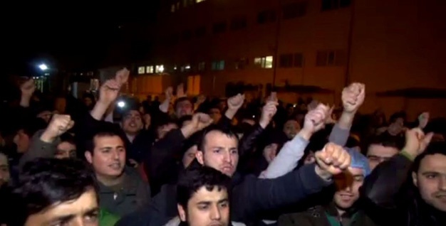 عمال في تركيا يستولون على معمل نسيج تمتلكه شركة أمريكية قابضة.. بالفيديو