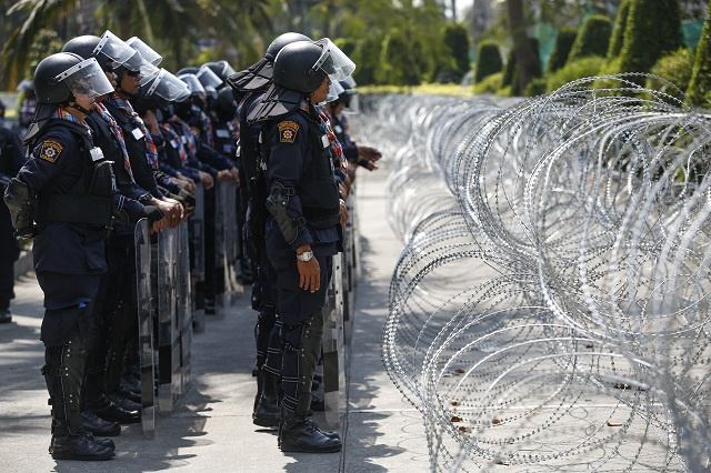 الشرطة التايلاندية تسعى إلى السيطرة على مواقع استراتيجية وتهدد باعتقال قادة الإحتجاجات

