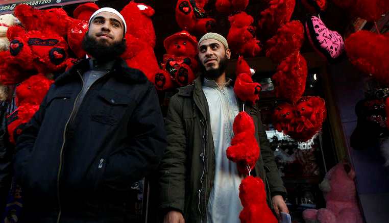 صحف: هدايا الحب حرام في غزة وواشنطن مطالبة بالاعتذار
