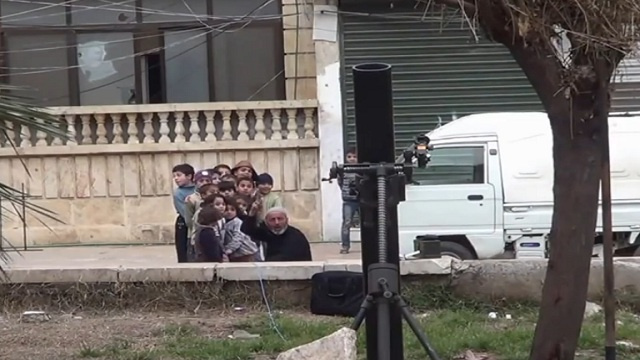 
فيديو من سورية .. أطفال خلف مقاتل يوجه رسالة للمتخاذلين عن نصرة "أهل الشام" قبل إطلاق هاون


