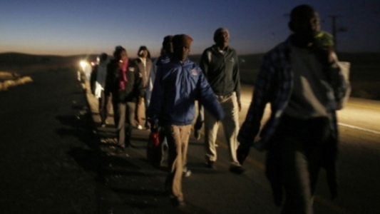 مهاجرون أفارقة محتجزون بلا مخرج لدى مركز العدو الاسرائيلي في الصحراء!