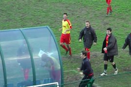 لاعب ينطح حاجزاً زجاجياً احتفالاً بهدفه