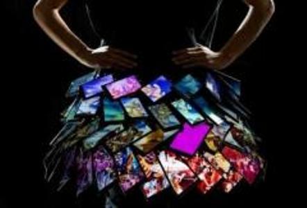 تنورة مصنوعة من الهواتف الذكية!
