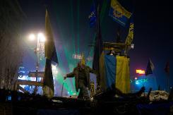 المتظاهرون الاوكرانيون يخلون بلدية كييف
