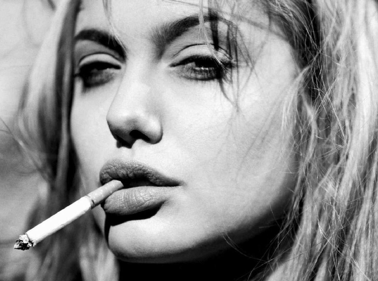 اطلالة انجلينا الذكورية في حفل توزيع جوائز البافتا السينمائية البريطانية
