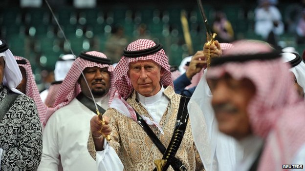 الأمير تشارلز يحمل سيفا ويرقص 