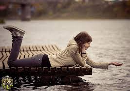 ما زلت تلك الصغيرة التي تلقاك كل يوم عند هذا الباب ...
