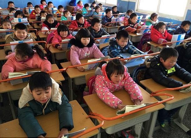 بالصور.. طريقة مبتكرة للحفاظ على نظر التلاميذ