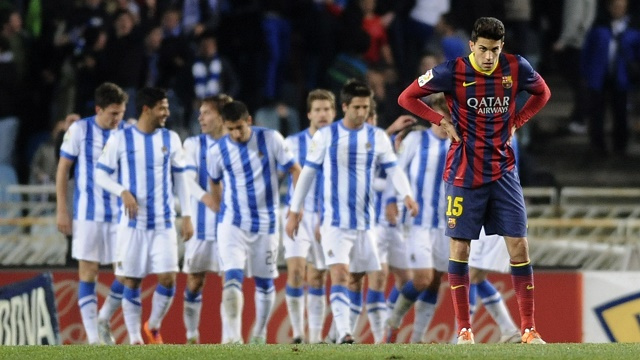 سوسييداد يهزم برشلونة بثلاثية ويسدي خدمة بالمجان لقطبي مدريد الكروي 


