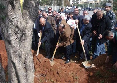 خالد قباني وعمار غرسا شجرتي
زيتون في مكان انفجاري بئر حسن