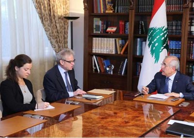 سليمان تسلم من باولي
دعوة إلى مؤتمر باريس