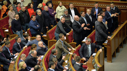 اوكرانيا: بعد مرور يوم مليء بالدراما.. البرلمان ينقل صلاحيات الرئيس المعزول الى رئيس البرلمان ألكساندر تورتشينوف!