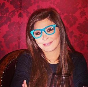 بالصور-نظارات اليسا تلفت انظار جمهورها بلونها الغريب 