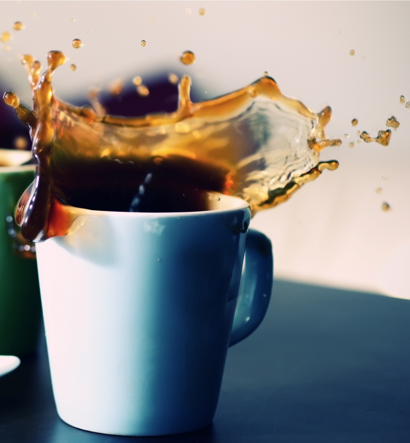 عامل يتبول في شاي الموظفين!