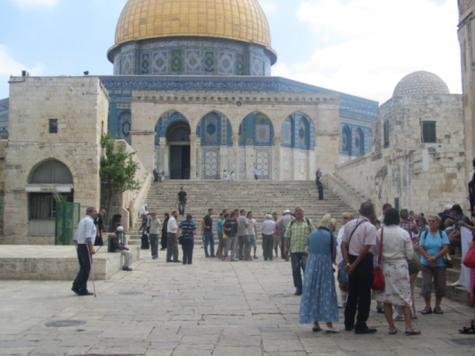 الفلسطينيون يعتكفون في مسجد الاقصى بمدينة القدس
وإصابات نتيجة اقتحام قوات الاحتلال الإسرائيلي
