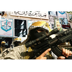 عزام الأحمد موفداً من عبّاس لبحث أزمة «فتح» المستجدة<br />
جهاز أمني لبناني تدخل لوقف الإجراءات بحق «اللينو»:<br />
وقع في الفخ... الصدام حتمي والغلبة للحركات الإسلاميّة في عين الحلوة