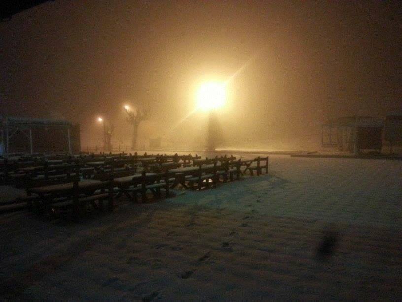 بالصورة تساقط الثلوج في لبنان منطقة كفرذبيان 