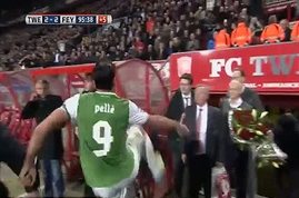 بالفيديو.. لاعب يفقد أعصابه بعد طرده من المباراة