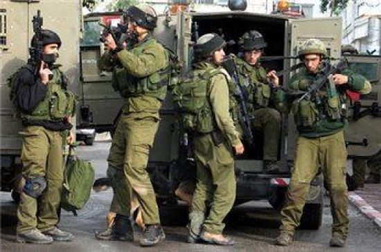 الجيش الإسرائيلي يطوق منزلاً ويعتقل 4 فلسطينيين في رام الله