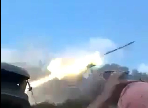 بالفيديو راجمة صواريخ سورية تطلق اربعين صاروخا 