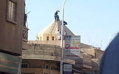 «داعـش» حطمت صلبـان الكنـائـس في الرقـة<br />
وأعلنت «سبيها» زوجة ابو ابراهيم في اعزاز