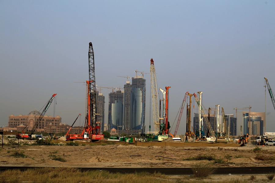 أبوظبي تعتزم انفاق 4.3 مليار دولار على مشاريع تنموية