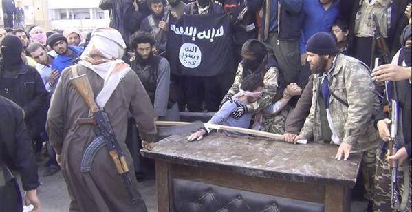 بالصورة داعش تقيم "حد السرقة" و تقطع يد شاب سوري بعد إتهامه بالسرقة في بلدة مسكنة بريف حلب  
