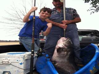 طفل يصطاد أكبر سمكة في العالم!