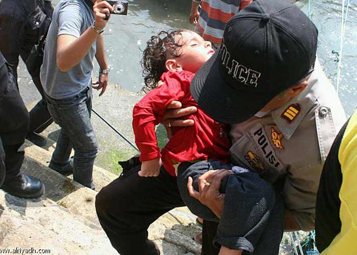 مأساة غرق عشرين لبنانياً في اندونيسيا اكثريتهم من عكار<br />
اب فقد عائلته ونجا: «هربنا من 8 و14 آذار بعدما موتونا من الجوع»<br />
سليمان: لا افكر بالتمديد واطلب من الجميع الالتزام ببيان بعبدا والانسحاب من سوريا<br />
بري استقبل السنيورة ومبادرة بري اطلقت صدمة ايجابية في البلاد واللقاء جيد<br />