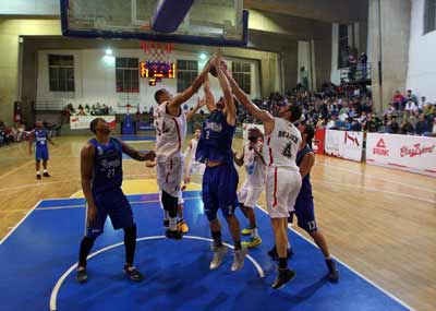 بطولة لبنان في كرة السلة :
المتحد يتخطى بجه (82-72)