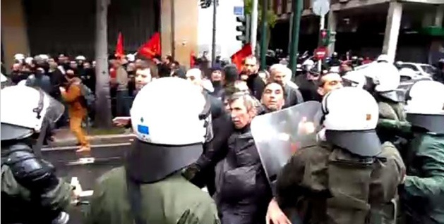 الشرطة اليونانية تشتبك مع محتجين ضد التقشف - بالفيديو 