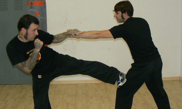 عصابة اسرائيلية تتقن الفنون القتالية  لتكسير عظام العرب 