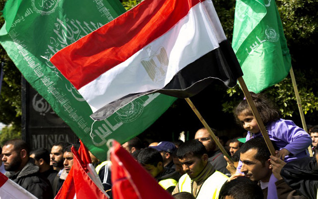 الآلاف من أنصار حماس يتظاهرون في غزة رفضا لقرار القضاء المصري بحق الحركة 

