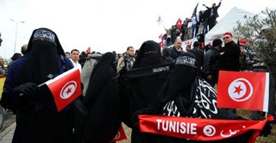 
النقاب يثير من جديد جدلا واسعا في الشارع التونسي
