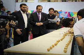 بالفيديو..رجل يكسر 155 حبة جوز برأسه في دقيقة!