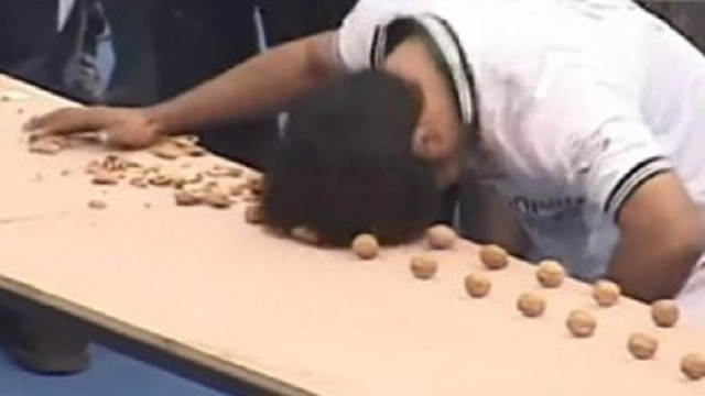 بالفيديو- رجل يحطم 155 حبة جوز برأسه في دقيقة!


