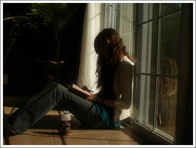 إن فتاة تتسلل في جنح الظلام
